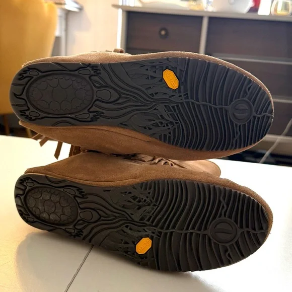 NWOT Manitobah Mukluks Harvester Suede Fringe Moccasin Boots Size W11 / M9 Boho - Picture 4 of 5